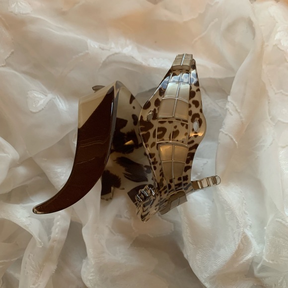 Unique acrylic arm bracelet. It’s a cross between a guitar and a alligator - Picture 4 of 10